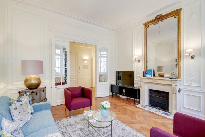 Spacious 2 Bedroom Situated in a Beautiful Haussmann Building