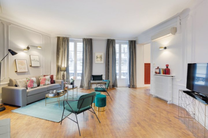 Boetie V - Sophisticated 5-Bedroom Apartment Few Steps from Champs-ElysÃ©es