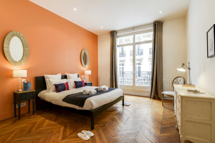 Glamorous 3 Bedroom Apartment in Champs-Elysees