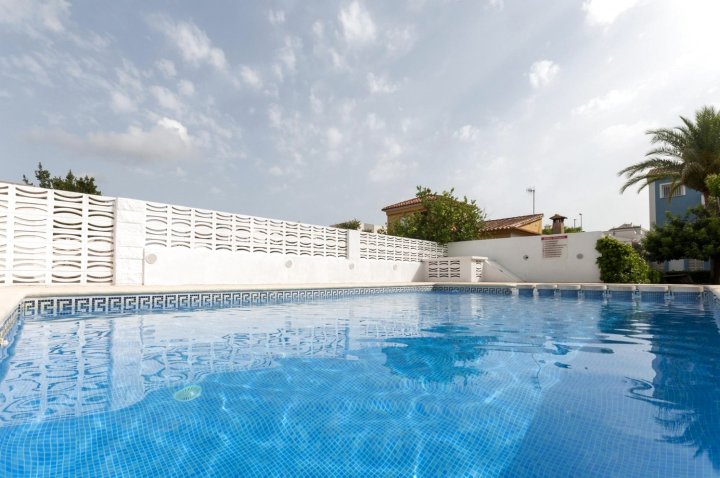 Golden - Chalet with Shared Pool in Playa de Gandia. Free WiFi