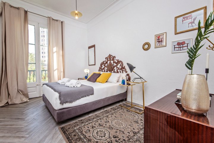 Urgell in Barcelona with 3 bedrooms and 2 bathrooms