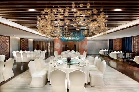 亚丁日松贡布皇冠假日酒店