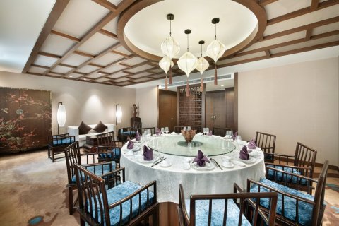 亚丁日松贡布皇冠假日酒店