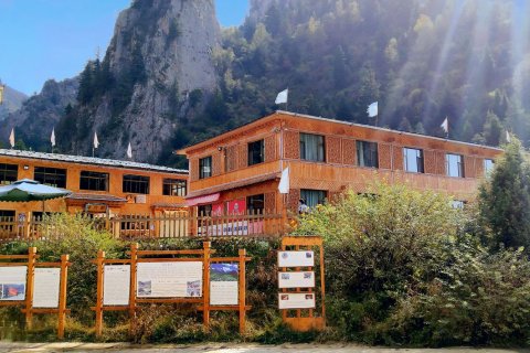 迭部纳加石门原生态大酒店