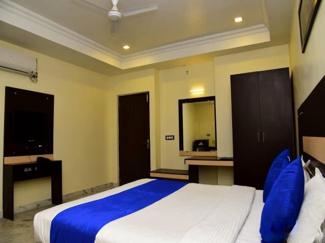 16381 Hotel Shivani
