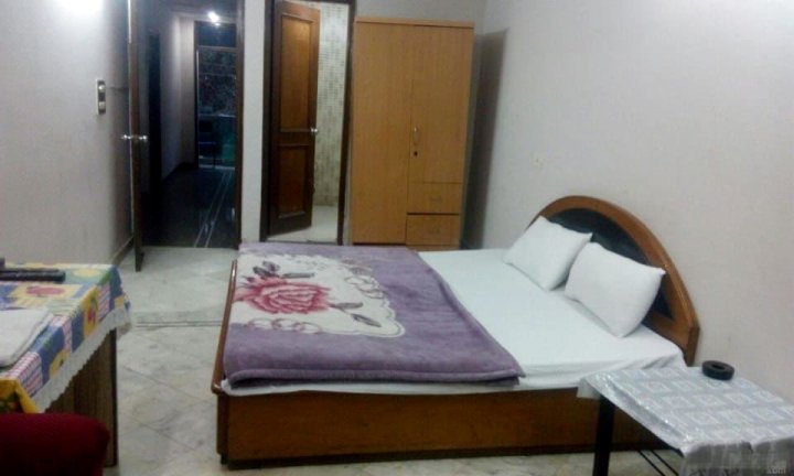 Decent 3 BHK Holiday Home in Kalkaji