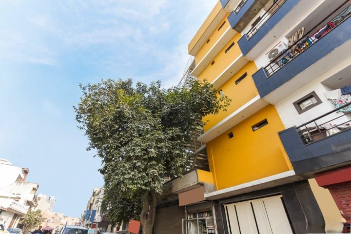 OYO 24040 SilverKey Marigold Krishna Nagar