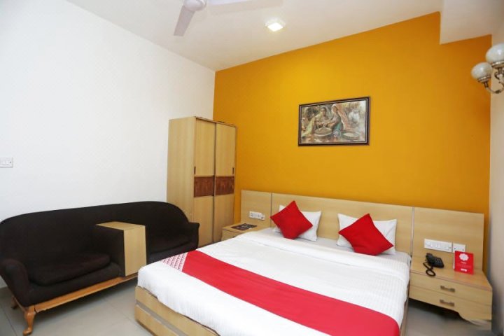 OYO 24555 Gujral Hotel