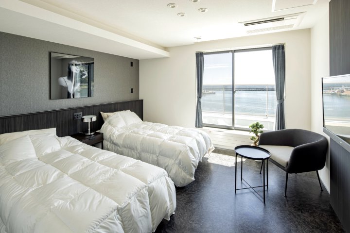 在观光胜地小樽宿津的海岸线上建造的超过 500 平方米的完全包租物业的度假住宿(Resort Stay in a Fully Chartered Property with Ove)