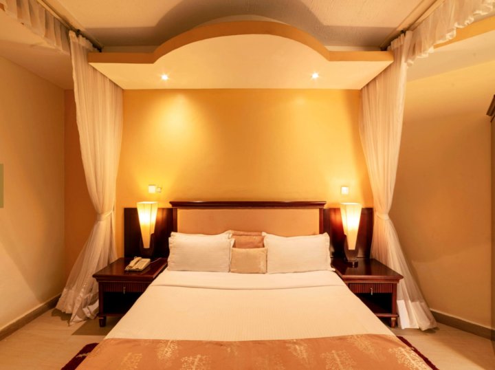 Royal Suites Hotel - Tree-Bedrooms Suite 1