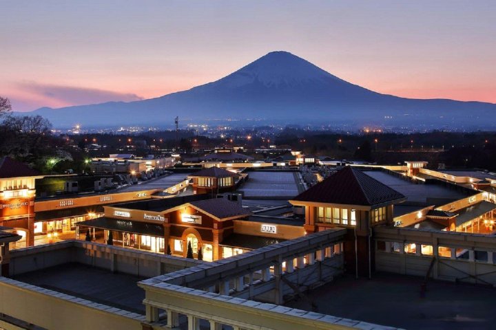窗外日本富士山 位置好 新装修 可住10人(Outside the window, Mt. Fuji, Japan, good location, newly renovated, 10 people)