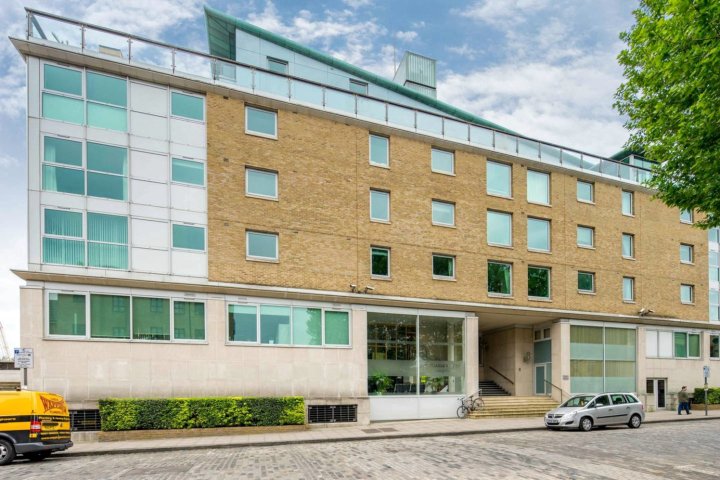 Light Modern Flat with Balcony over River Thames!