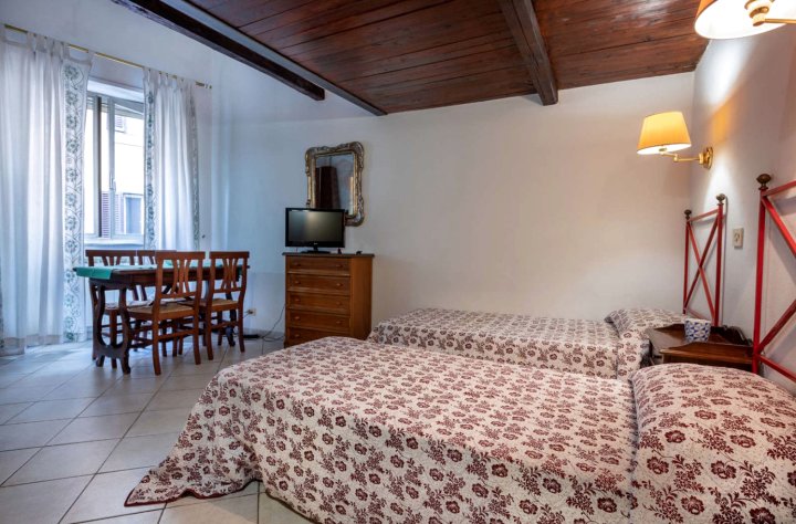 Nice Trastevere Area Studio for Two