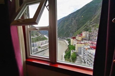 雅江尼达措商务酒店