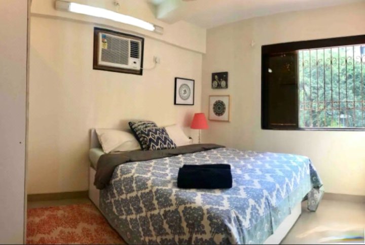 Beautiful Bandra Apartment Minutes Away from Sea