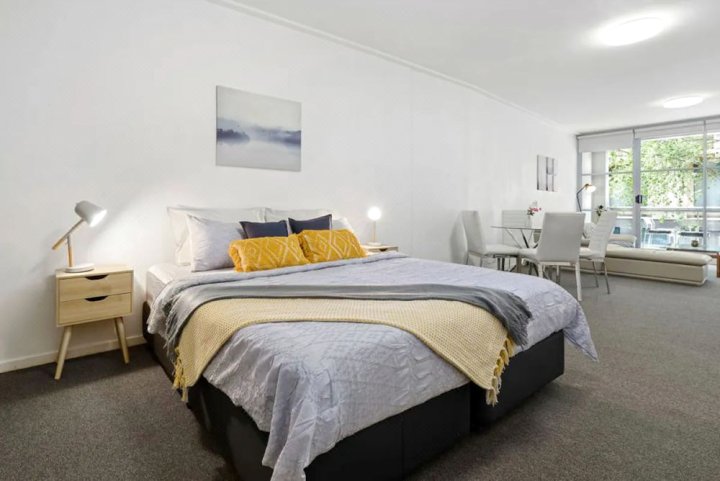 A Cozy & Modern Studio Next to Darling Harbour