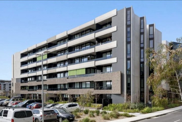 Super near Deakin University apartment with all shops you need(Super near Deakin University apartment with all shops you need)