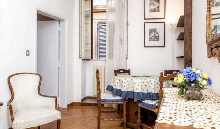Nice two-room apartment in the Campo Dei Fiori area