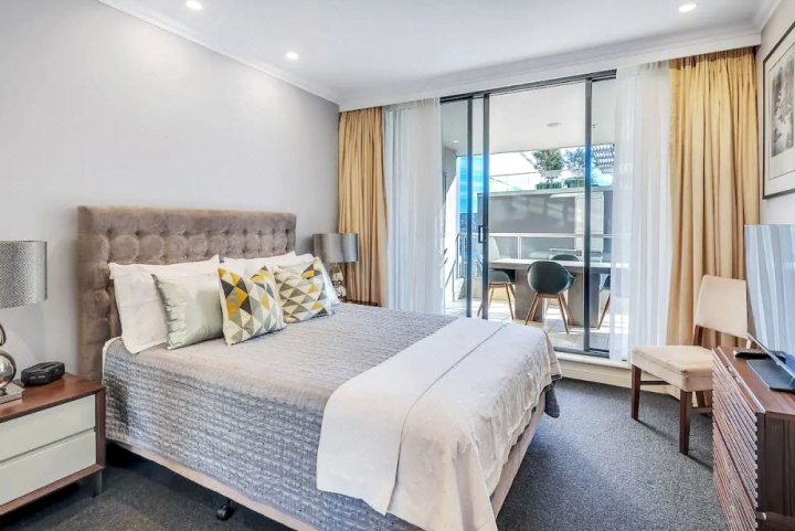 Elegance in Barangaroo with large Alfresco Balcony