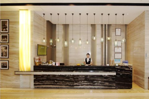 信阳華庭酒店(和美广场火车站店)