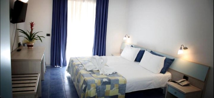 Pizzo Calabro Resort A Big Double Room 4