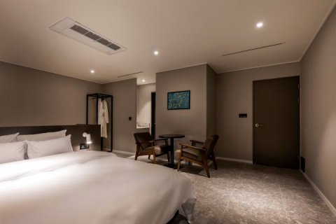 Queen Town Hotel