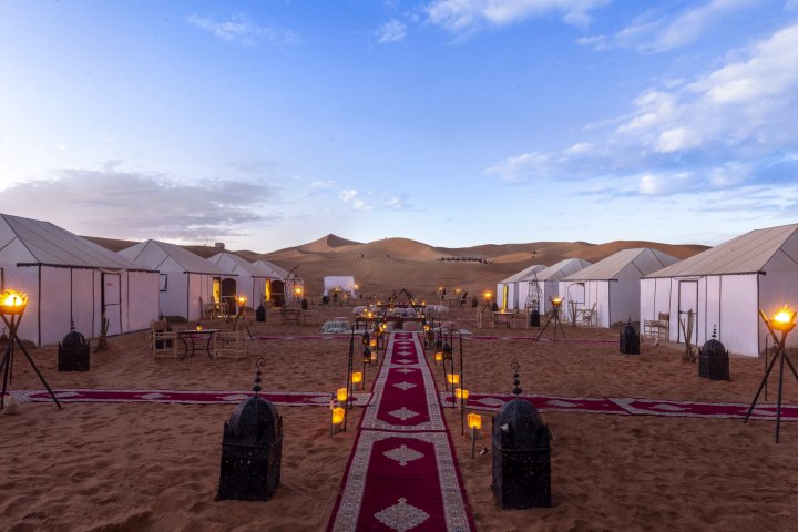 三毛(Sanmao Desert Luxury Camp)