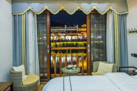 凤凰启盛轩临江客栈