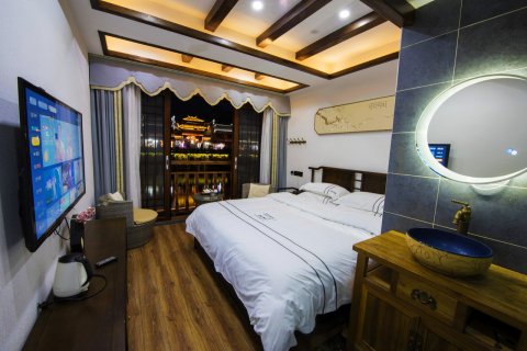 凤凰启盛轩临江客栈