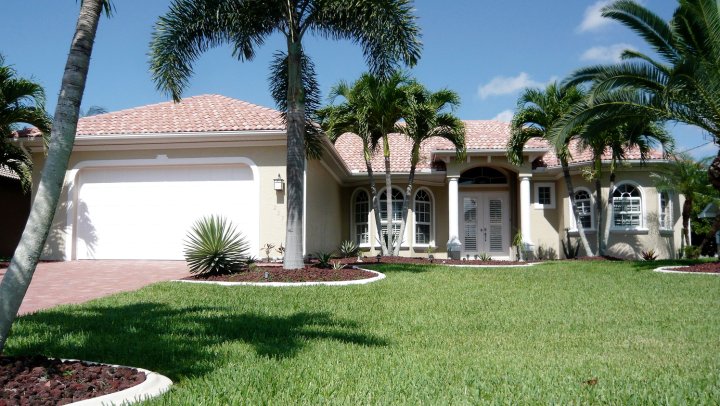 Luxury Waterfront Rental Vacation Villa in Cape Coral With Quick Gulf Access