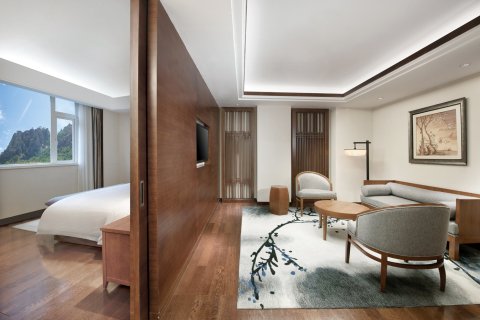 亚丁日松贡布皇冠假日酒店