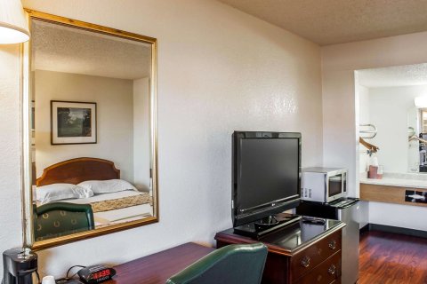 罗德威套房酒店(Rodeway Inn & Suites)