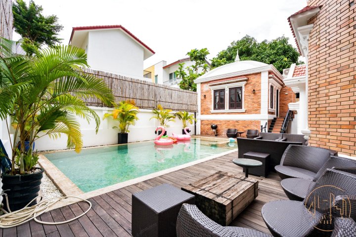 KN2 Holiday Villa with Private Pool & Sauna