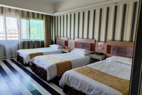 伊宁V8商务酒店(六星街店)