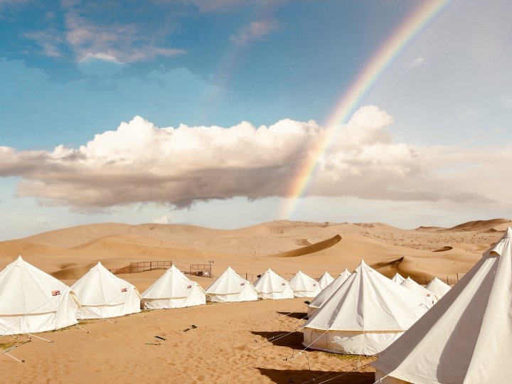 敦煌骆驼萌沙漠露营基地