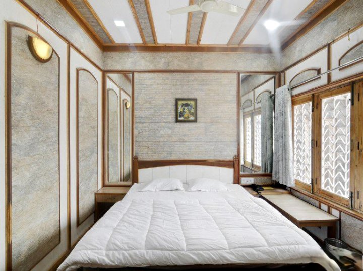 Raja Guest House-Nainital (Double Bed Room)