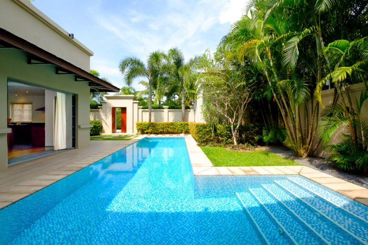 "走到邦涛海滩的豪华2卧泳池别墅"(Luxe 2Br Pool Villa Walk to Bangtao Beach)