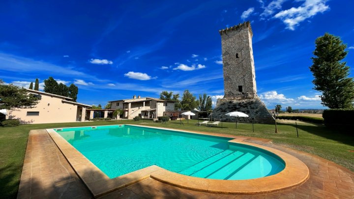 Amazing Contemporary Villa with Pool - Italian Style Spelloissima - Sleeps 11