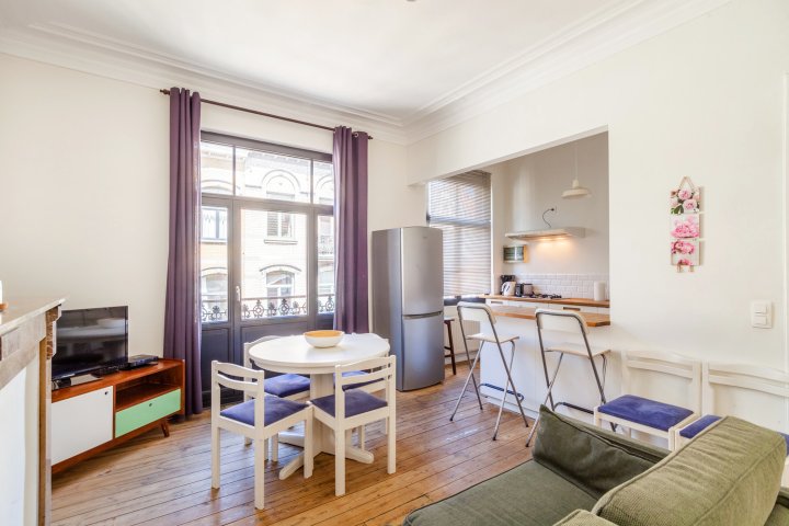 Centrally Located Bright 2 Room Apartment in Trendy st Gilles Self Check IN