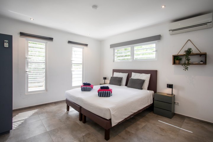 Casa Maria Curacao Luxury 6 Bedroom Villa Next to Supermarket Jan Thiel Beach