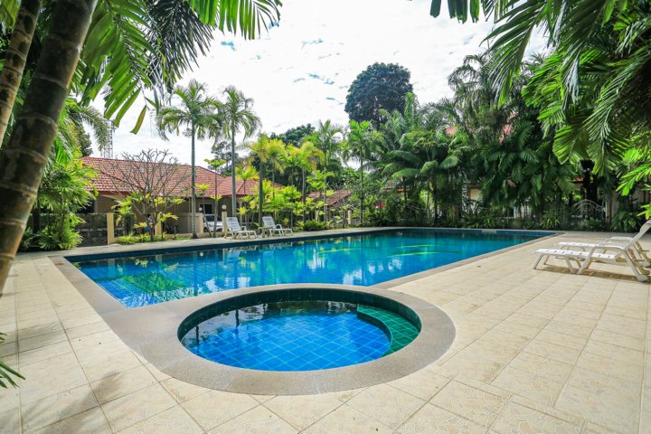 Lovely House with Access to Large Swimming Pool and Near Chalong Pier.