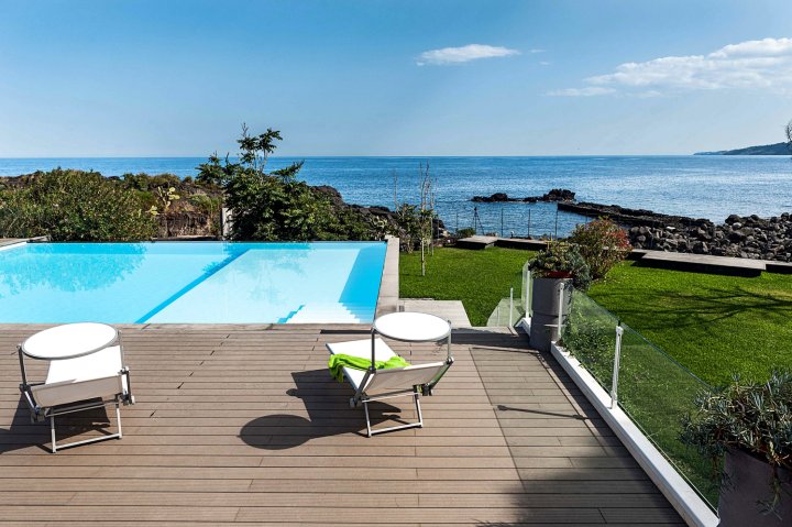 Independent flat by the sea with swimming pool - By Beahost Rentals
