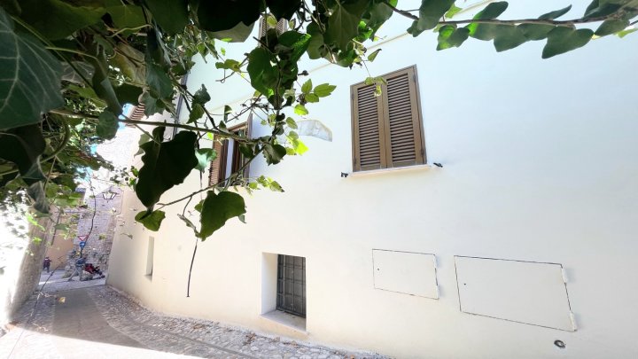 斯波莱托中心独立别墅 - 无需汽车 - Wifi - 可住10人(Spoleto Detached Villa Centrally Located - Car Unnecessary - Wifi - Sleeps 10)