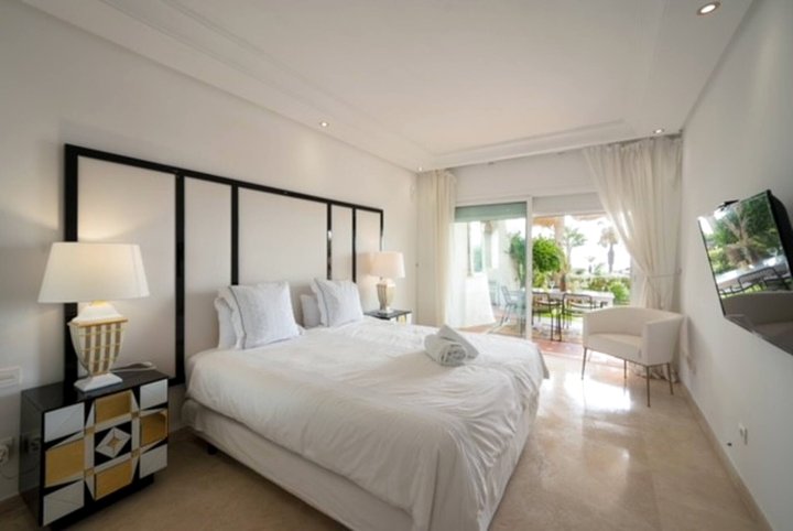 Flat with Garden on the First Line of the Sea in Puerto Banus