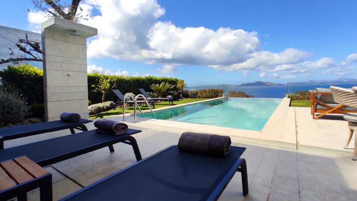 Infinity Pool 5 Bedroom Luxury Villa with Private Maid and Gym