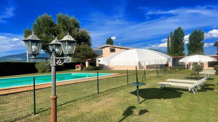 Spello by the Pool - Sleeps 11 is an Unmissable Experience Huge Exclusive Pool