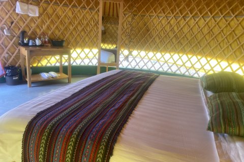 七彩丹霞靠山大营自驾游山庄