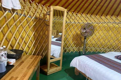 七彩丹霞靠山大营自驾游山庄