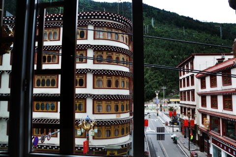 白玉华藏大酒店