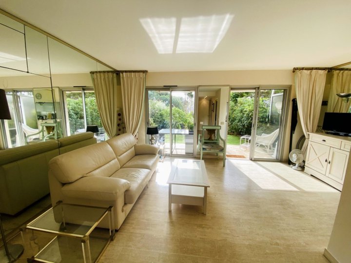 Modern and Light Studio Apartment in Prestgious Area of Cannes. Small Garden and Pool. - 743